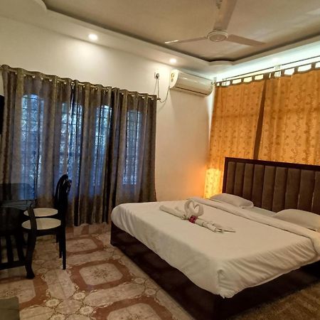 Hotel Santi Palace Bokakhat Luaran gambar