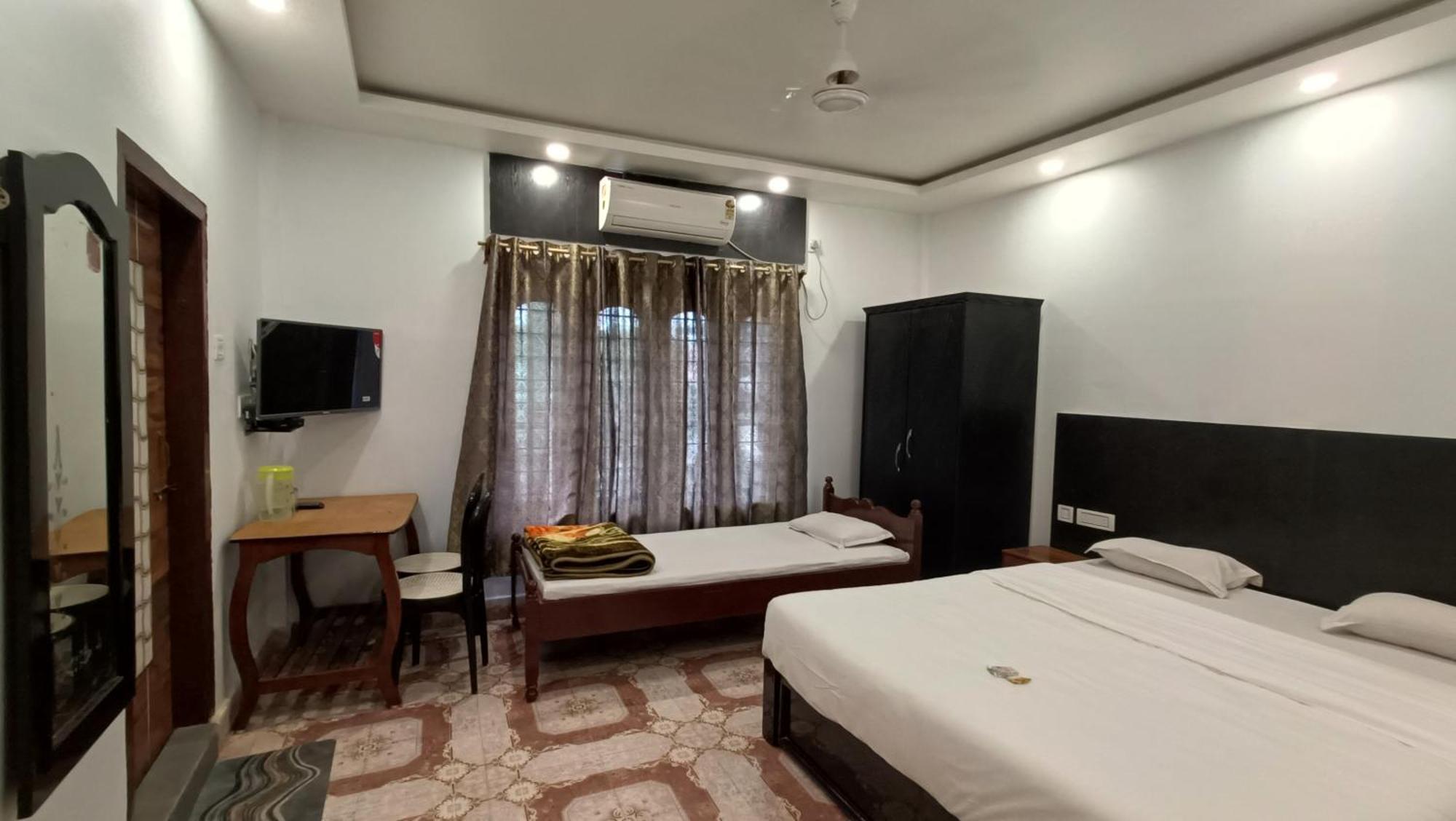 Hotel Santi Palace Bokakhat Luaran gambar