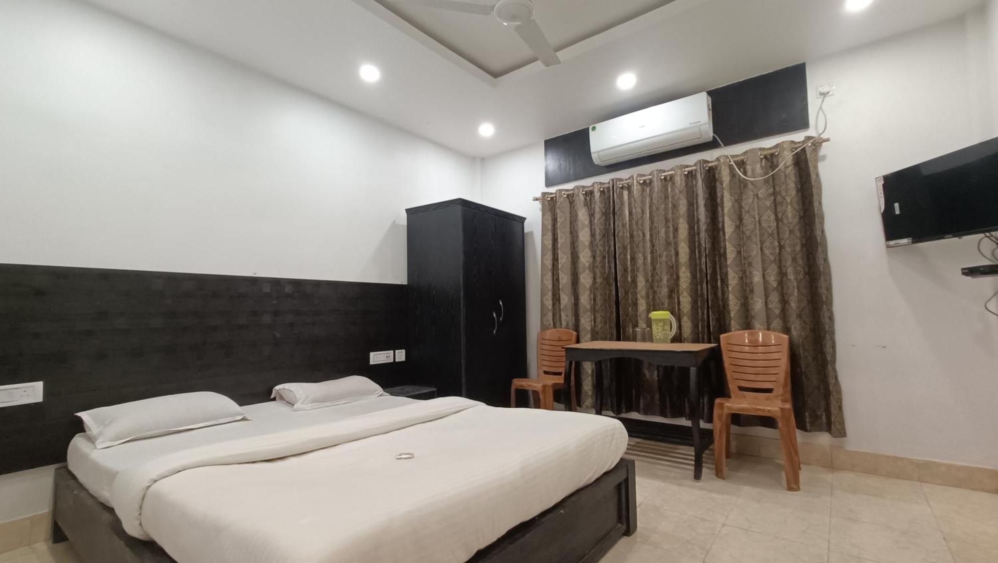Hotel Santi Palace Bokakhat Luaran gambar