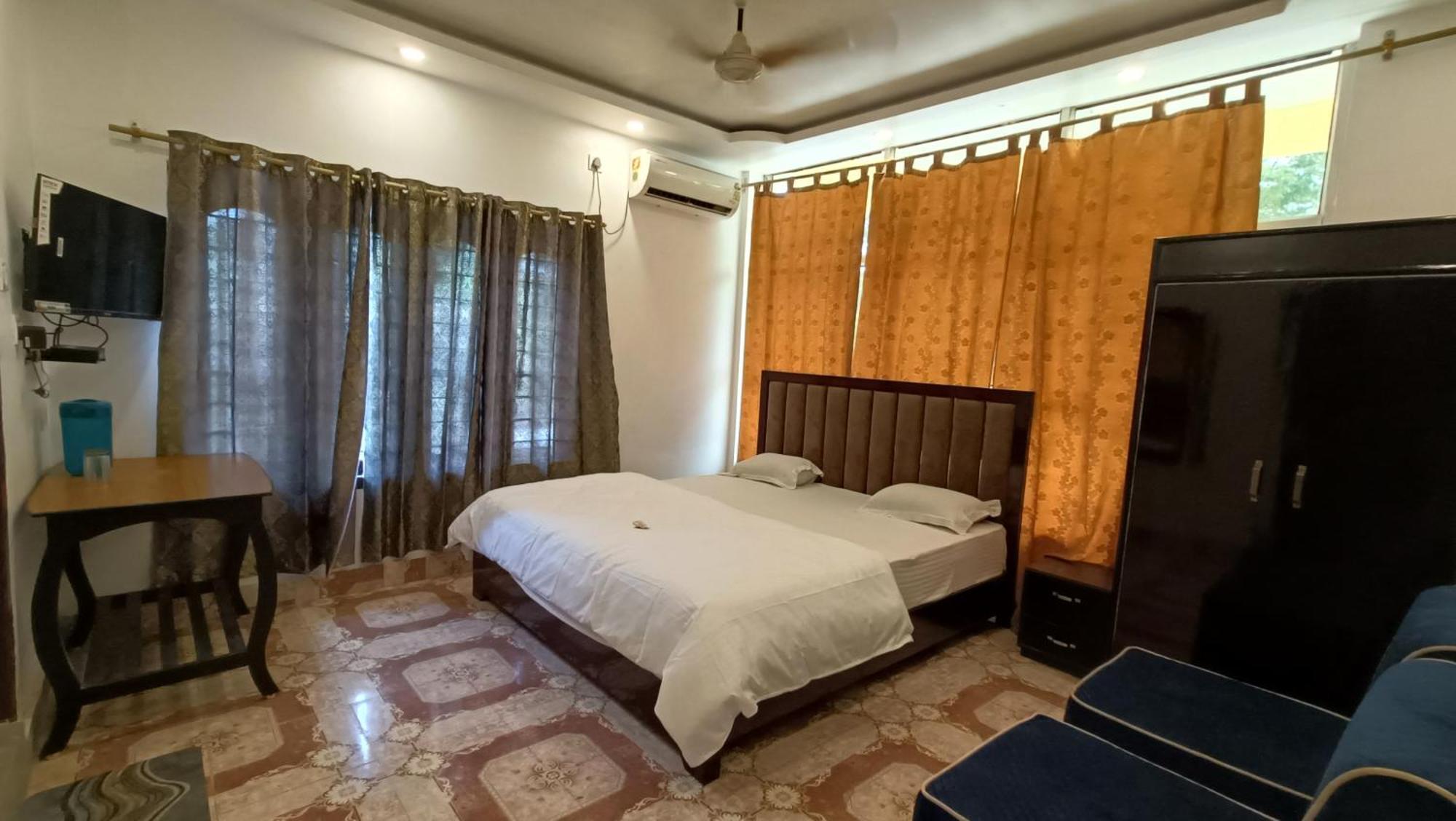 Hotel Santi Palace Bokakhat Luaran gambar