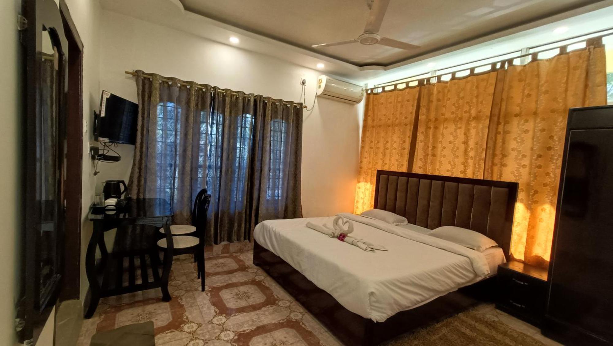 Hotel Santi Palace Bokakhat Luaran gambar