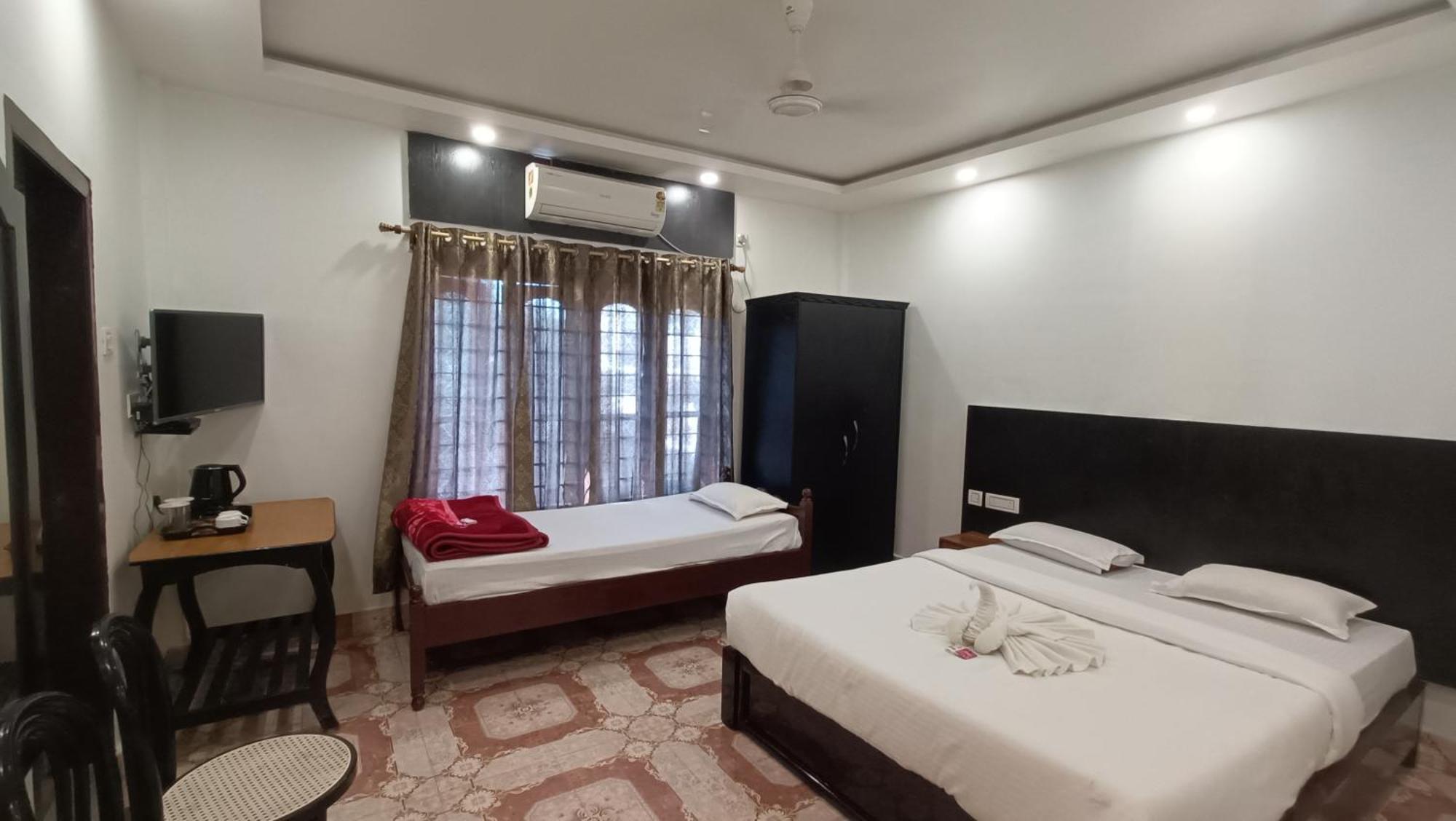 Hotel Santi Palace Bokakhat Luaran gambar